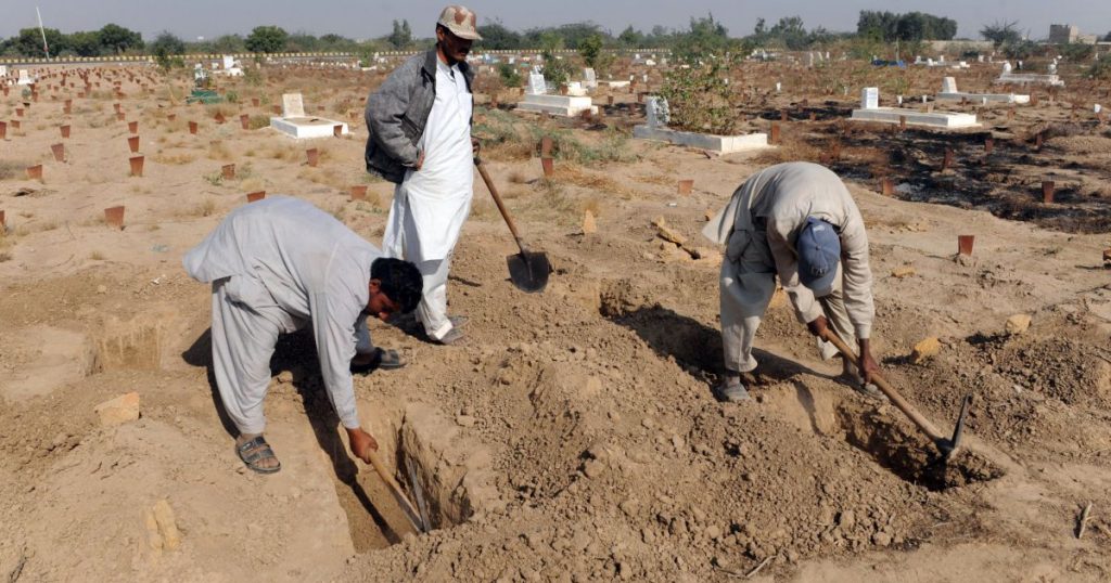 A entire bunch of ineffective child ladies were expose in Pakistani rubbish dumps