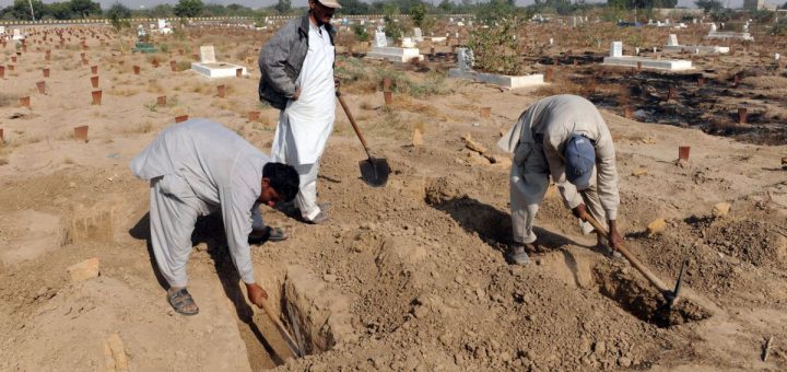 A entire bunch of ineffective child ladies were expose in Pakistani rubbish dumps