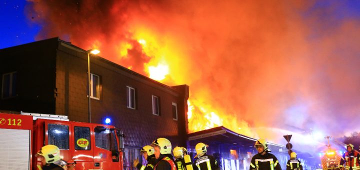 Großbrand-Terror in Gelsenkirchen – a hundred Feuerwehrmänner kämpfen gegen Inferno