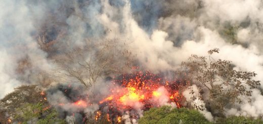 Hawaii: Kilauea eruption forces residents to survey shelter
