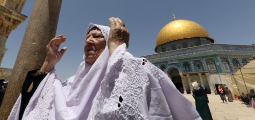 Tens of 1000’s enter al-Aqsa Mosque for Ramadan’s first Friday