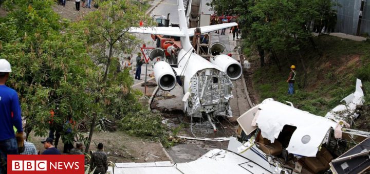 Airplane splits in half of in Honduras smash